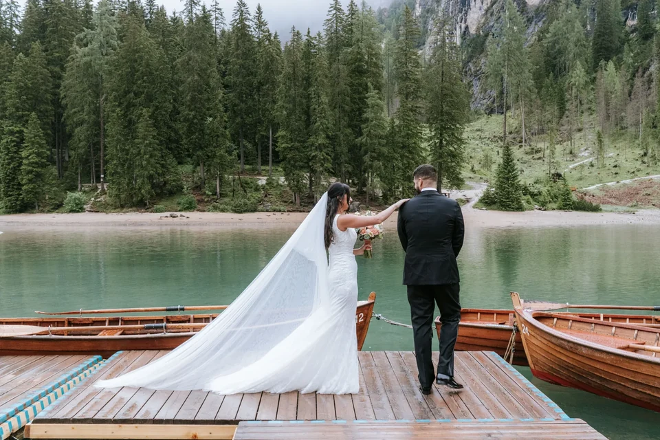 Barcas de remos y pizza en el Lago di Braies &mdash; un elopement