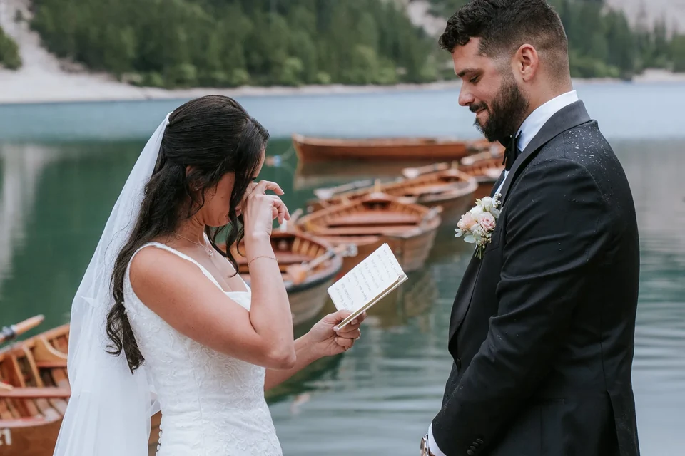 Barcas de remos y pizza en el Lago di Braies &mdash; un elopement