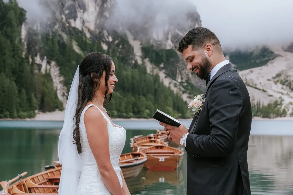 Barcas de remos y pizza en el Lago di Braies &mdash; un elopement