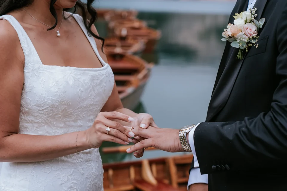 Barcas de remos y pizza en el Lago di Braies &mdash; un elopement