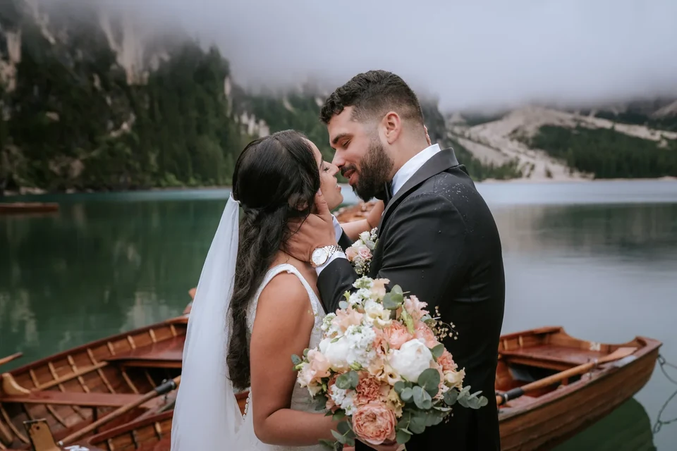 Barcas de remos y pizza en el Lago di Braies &mdash; un elopement