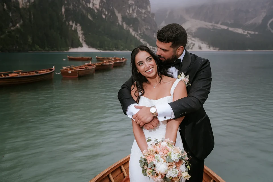Barcas de remos y pizza en el Lago di Braies &mdash; un elopement