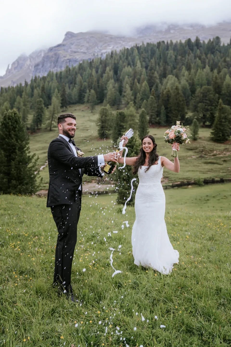 Barcas de remos y pizza en el Lago di Braies &mdash; un elopement