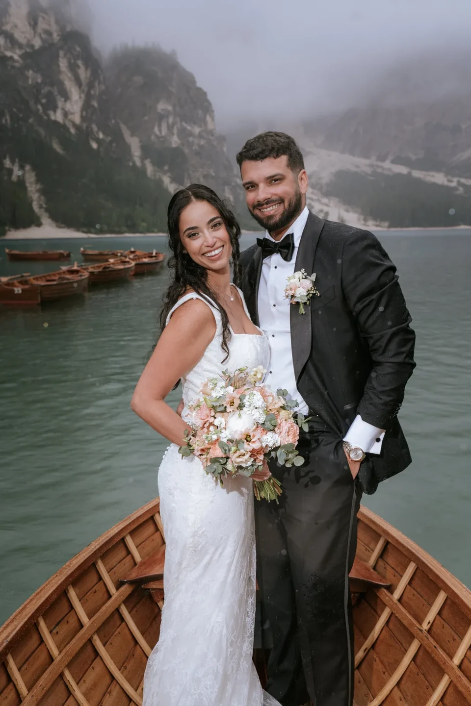 Barcas de remos y pizza en el Lago di Braies &mdash; un elopement