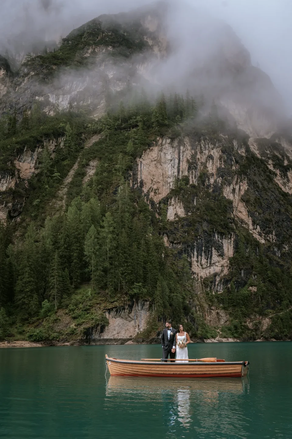 Barcas de remos y pizza en el Lago di Braies &mdash; un elopement