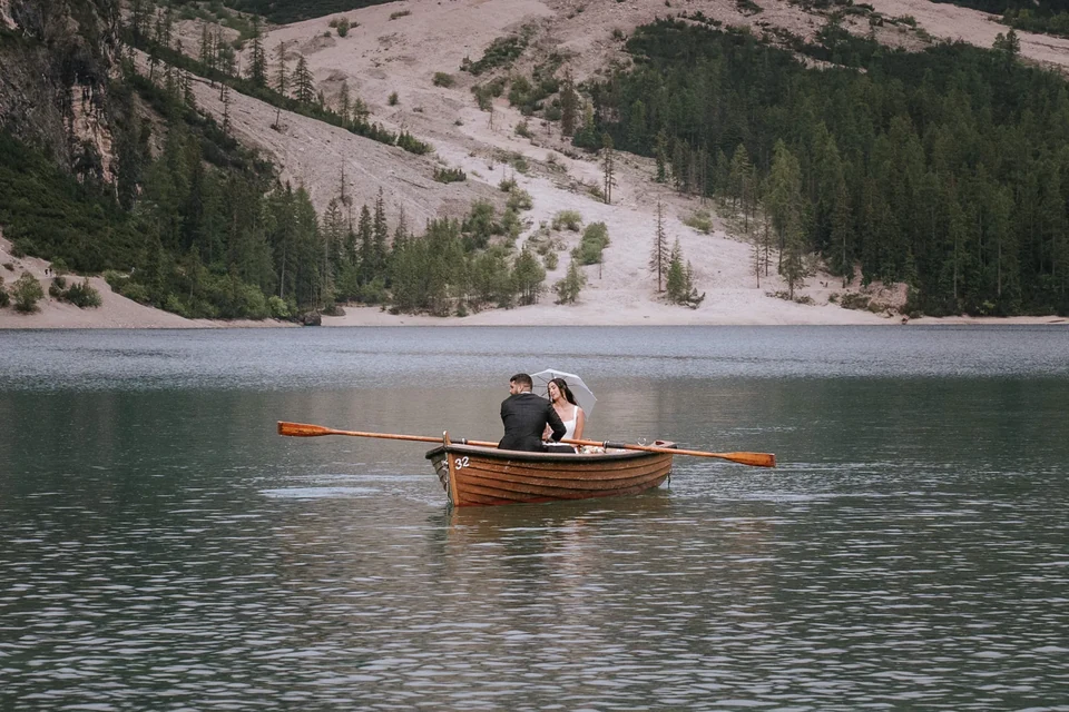 Barcas de remos y pizza en el Lago di Braies &mdash; un elopement