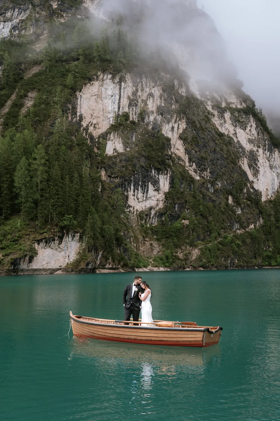 Barcas de remos y pizza en el Lago di Braies &mdash; un elopement