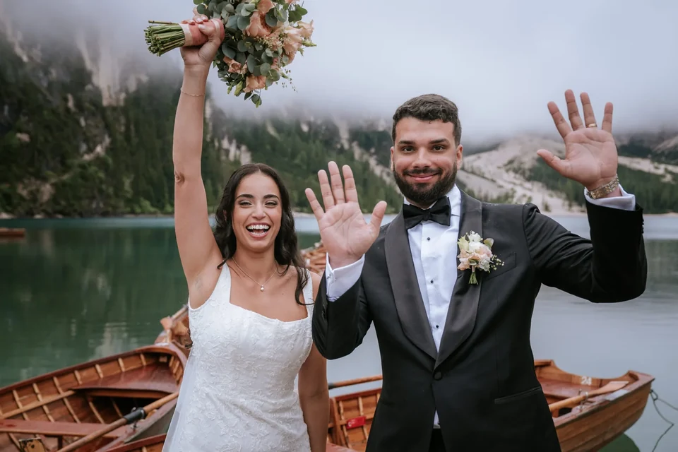 Barcas de remos y pizza en el Lago di Braies &mdash; un elopement