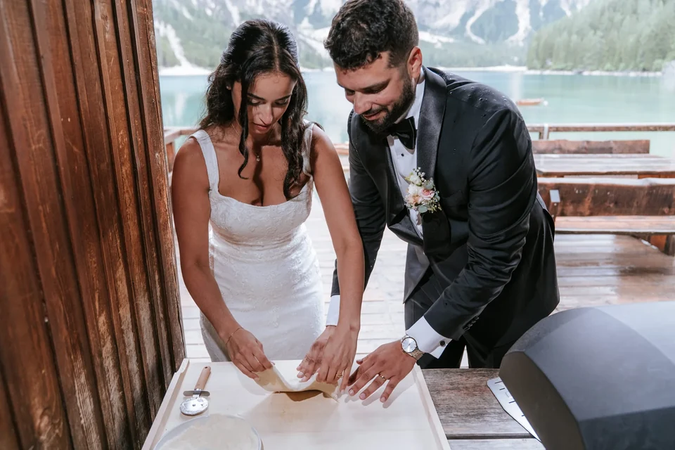 Barcas de remos y pizza en el Lago di Braies &mdash; un elopement