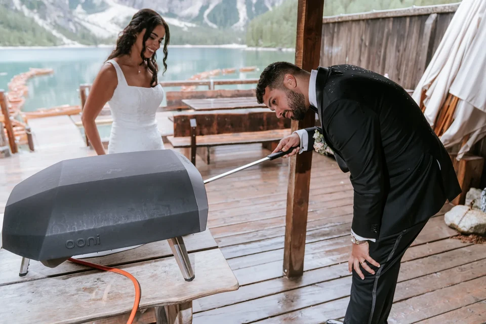 Barcas de remos y pizza en el Lago di Braies &mdash; un elopement