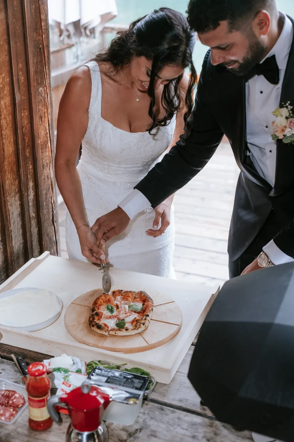 Barcas de remos y pizza en el Lago di Braies &mdash; un elopement