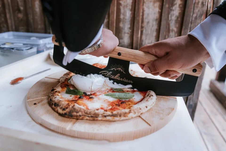 Barcas de remos y pizza en el Lago di Braies &mdash; un elopement