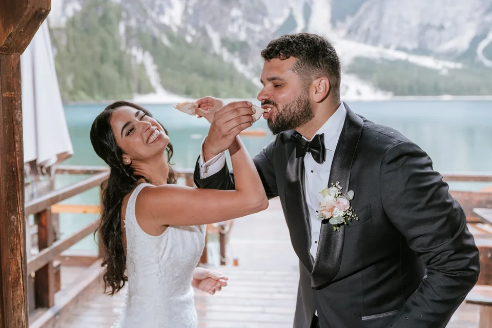 Barcas de remos y pizza en el Lago di Braies &mdash; un elopement