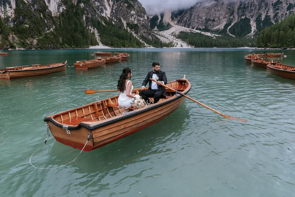 Barcas de remos y pizza en el Lago di Braies &mdash; un elopement