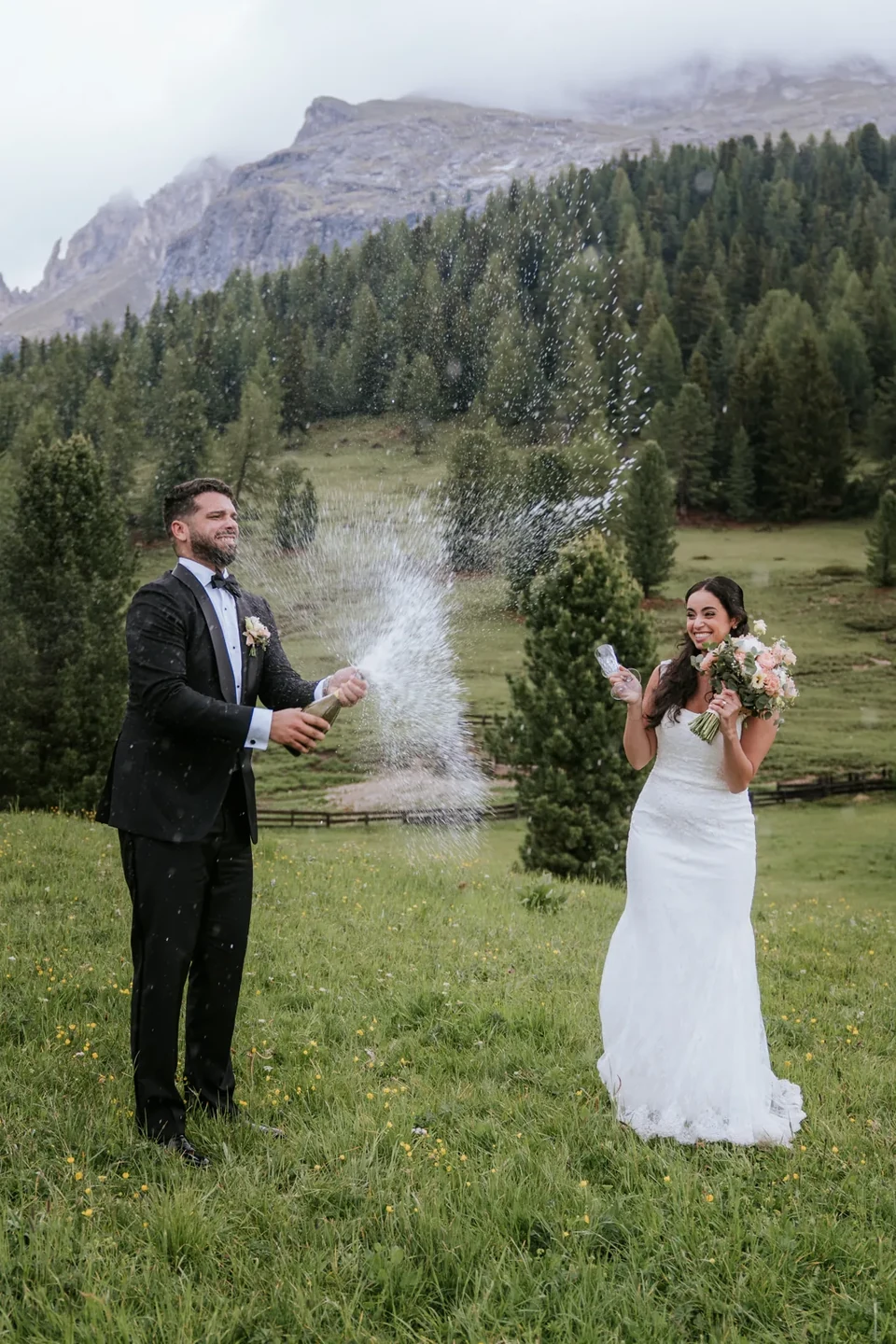 Barcas de remos y pizza en el Lago di Braies &mdash; un elopement