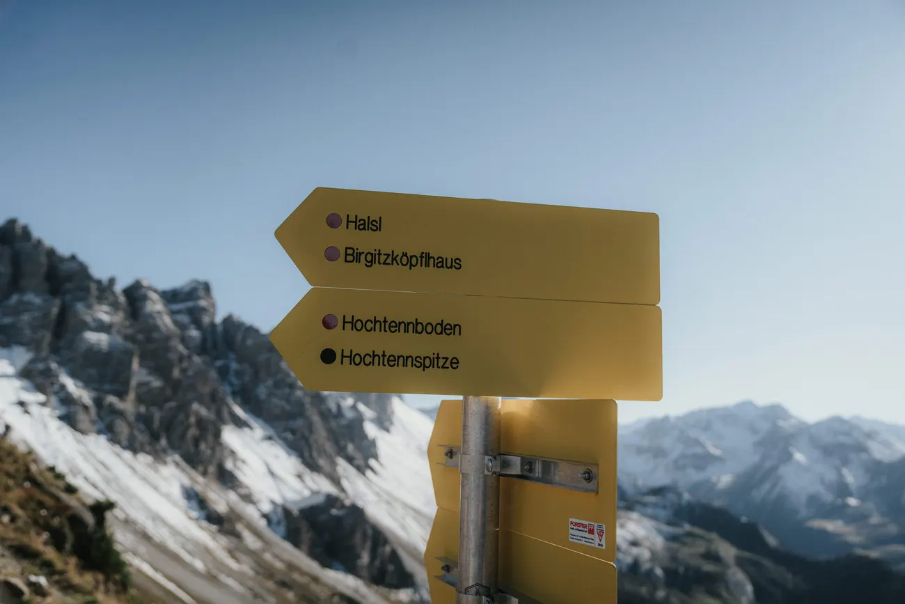 Ein Wegweiser auf dem Weg zum Birgitzk&ouml;pfl über Innsbruck
