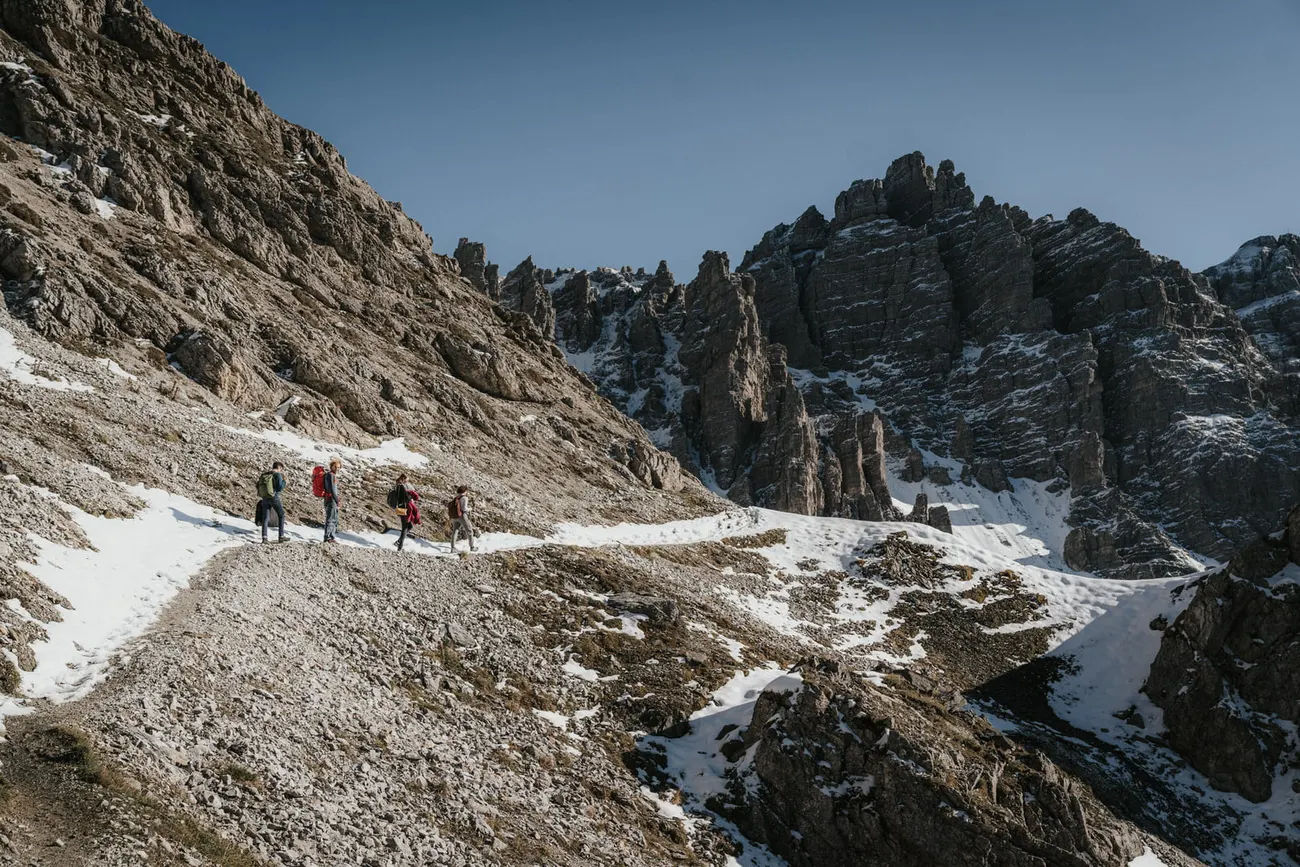 Das Paar und seine kleine Gruppe im Aufstieg
