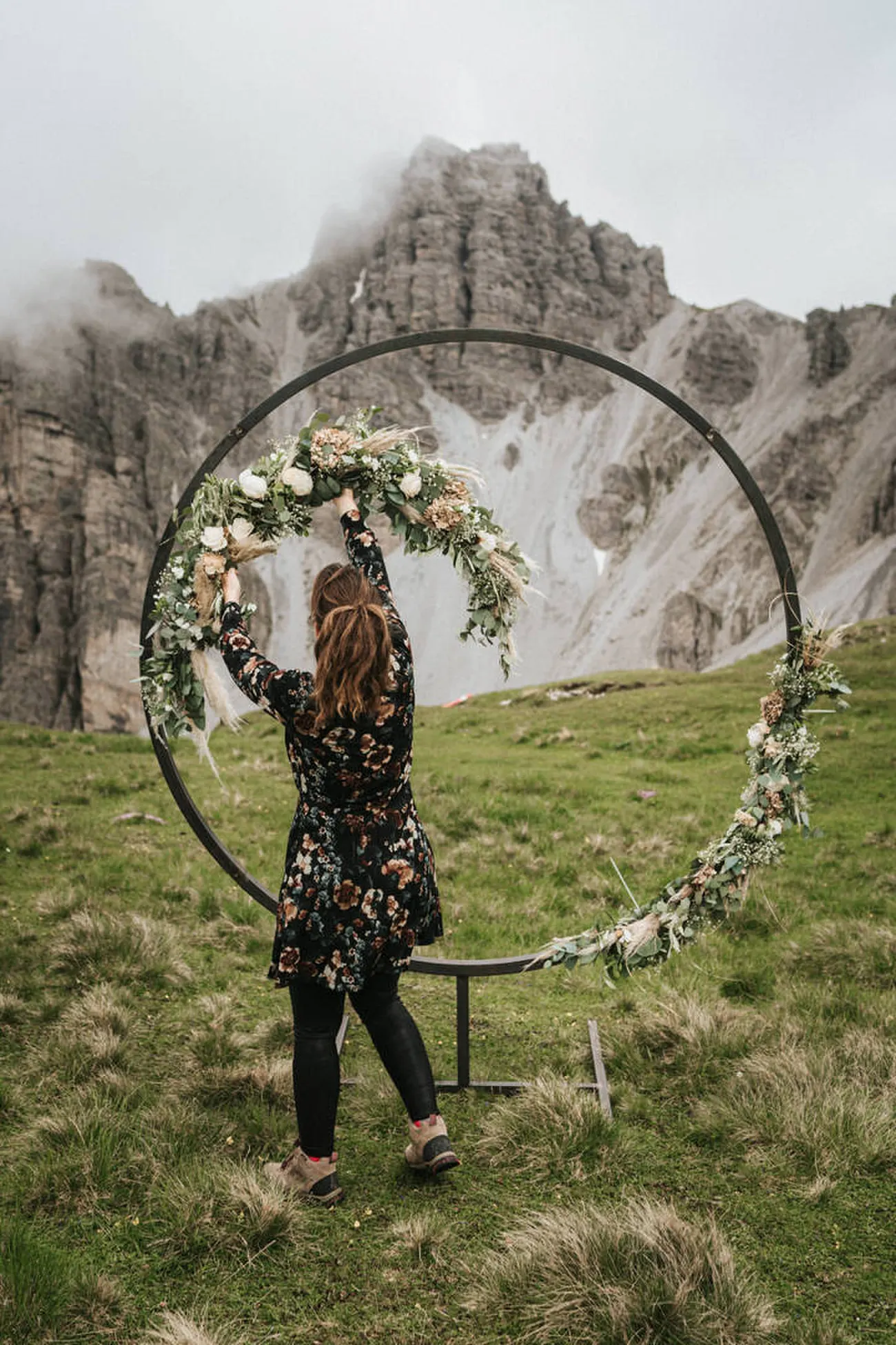 Ein Blumenbogen an einem Tiroler See für das Ja-Wort