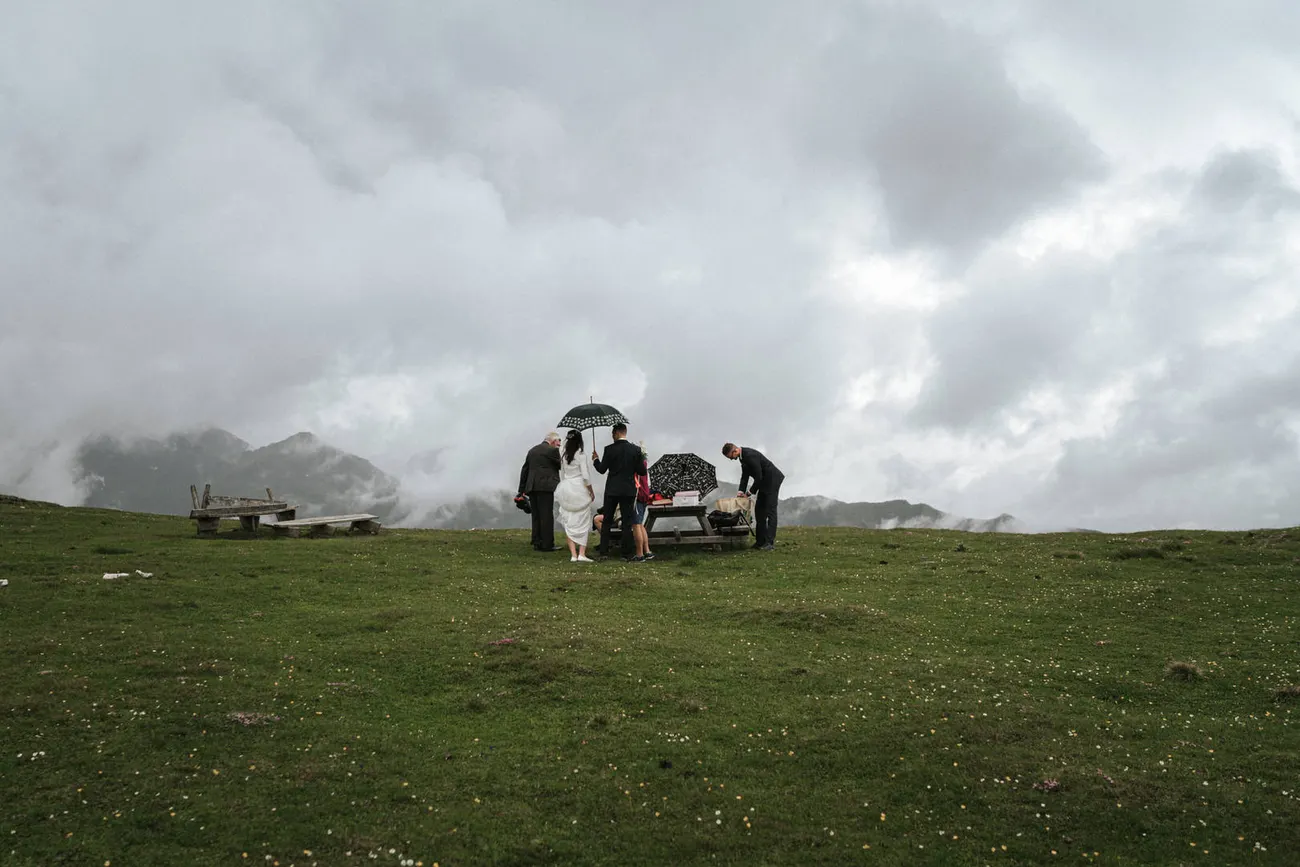 Das Paar teilt ein Picknick hoch am Berg