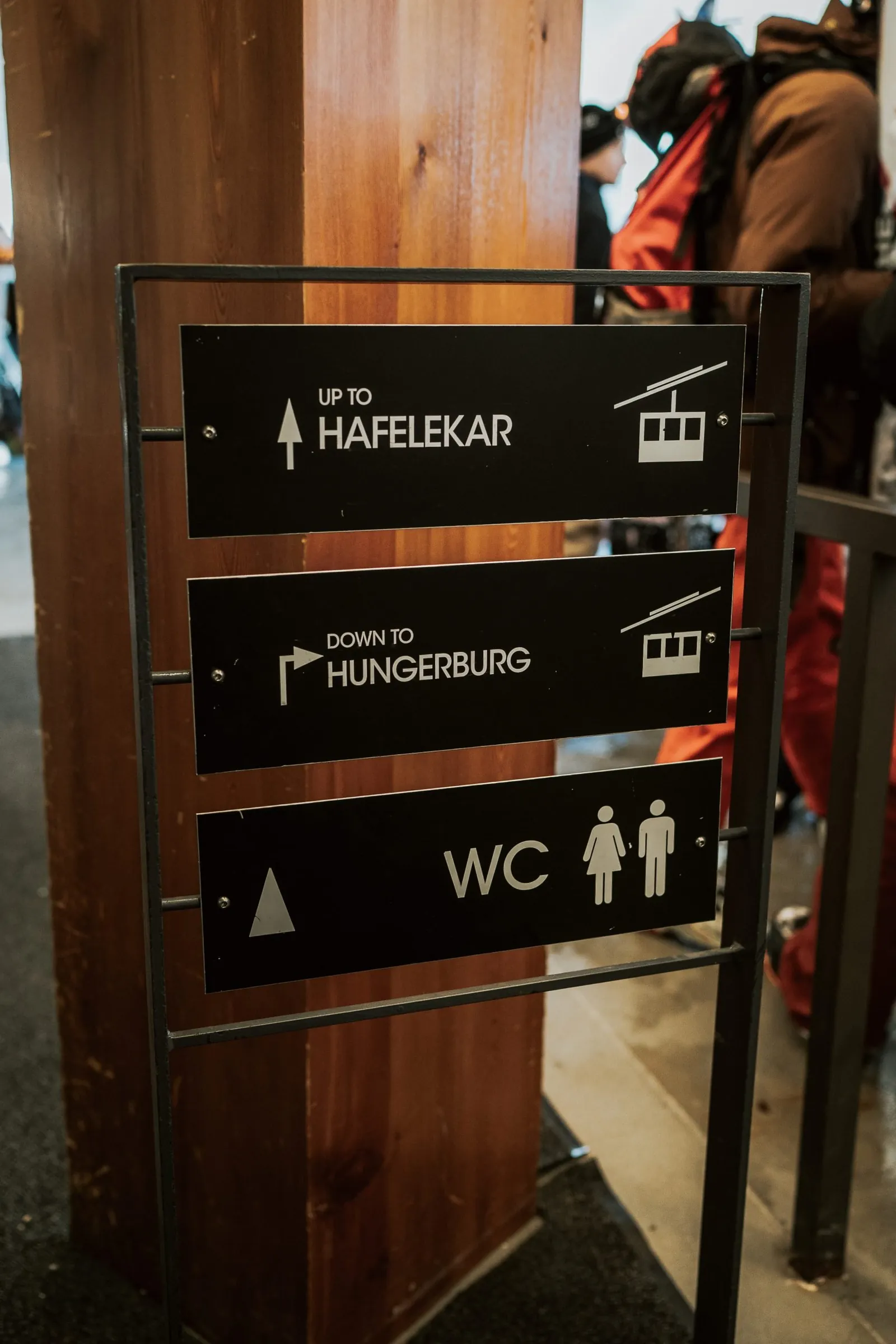 Das Paar am Hafelekar-Grat hoch über Innsbruck