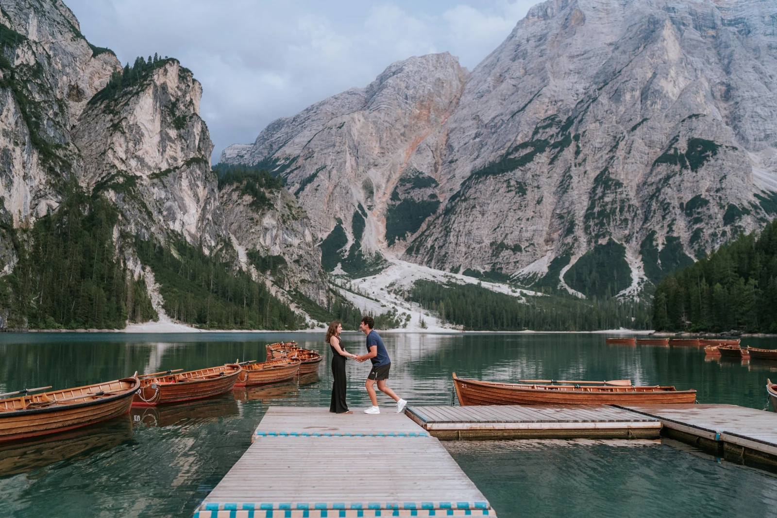 Ein Antrag am Pragser Wildsee in den Dolomiten