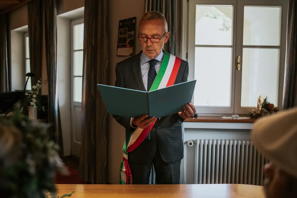Un ufficiale di stato civile italiano che legge durante una cerimonia civile
