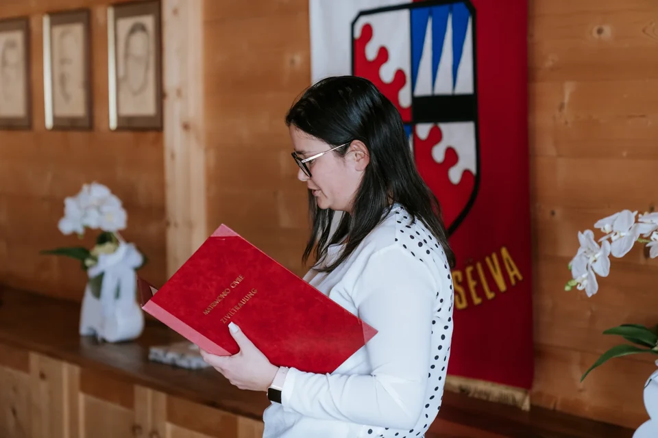 Un'ufficiale di stato civile nel municipio di Selva, in Val Gardena