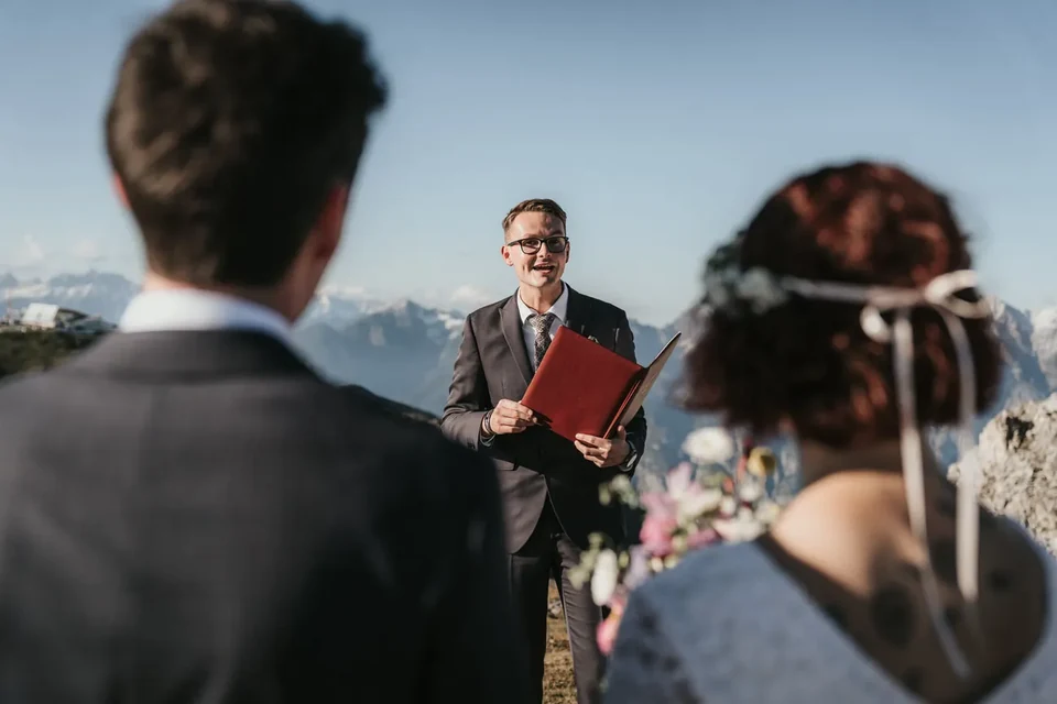 Un celebrante che legge durante una cerimonia simbolica personale