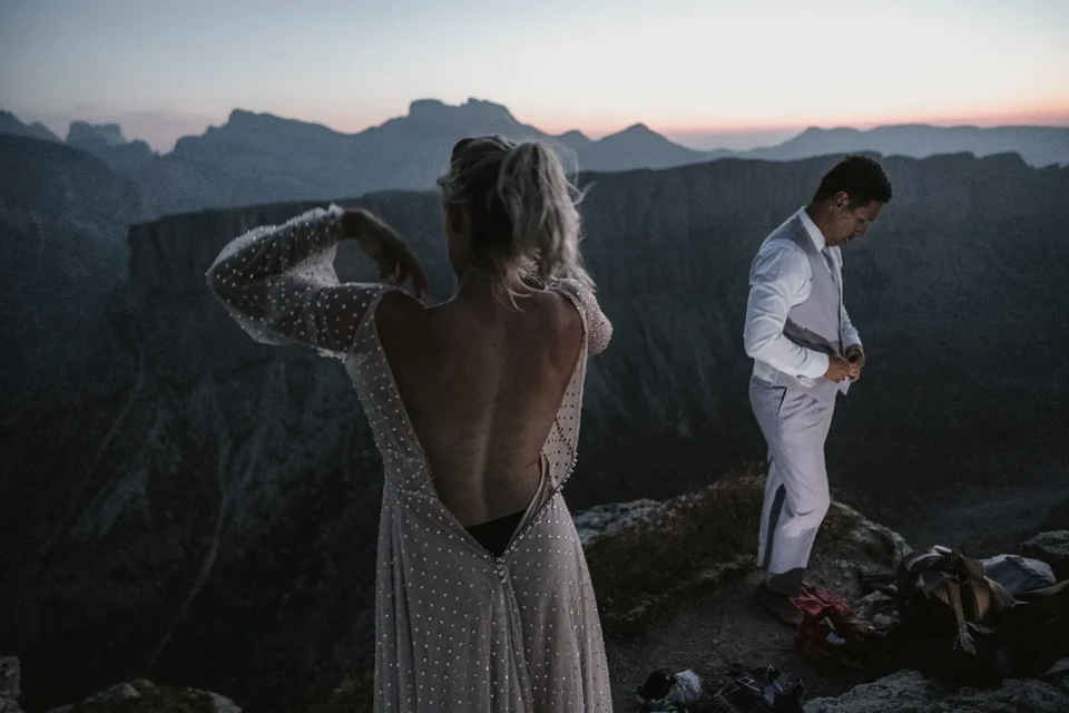 Das Kleid am Gipfel angezogen, während der Morgen die Gipfel färbt