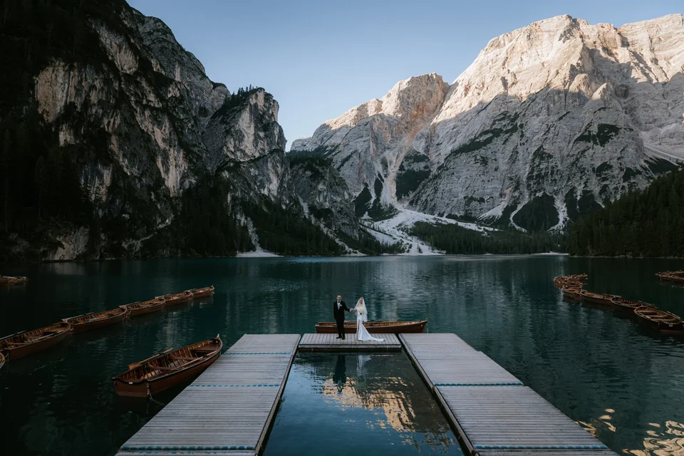 Morgengrauen am Steg des Pragser Wildsees, das Wasser spiegelglatt