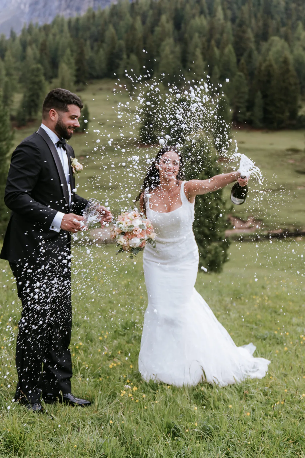 Eine Champagnerdusche zur Feier am Berg