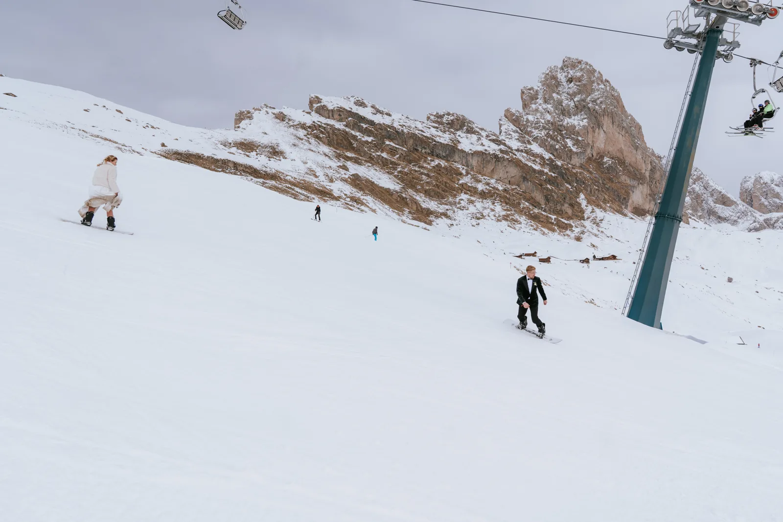 Ein Skifahrer, der im Hintergrund einer winterlichen Bergzeremonie vorbeizieht
