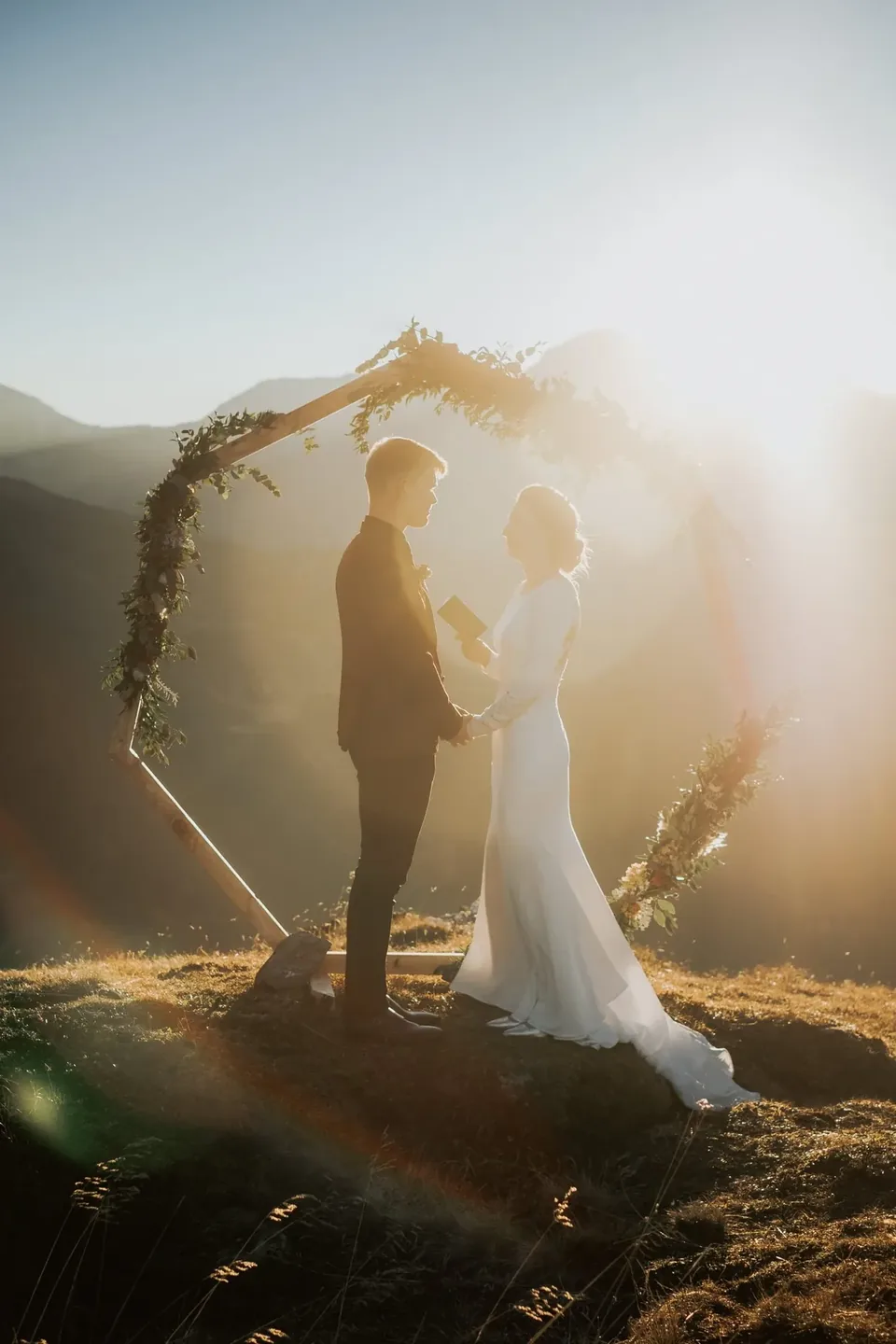 Sonnenuntergangs-Hochzeit am Gipfel